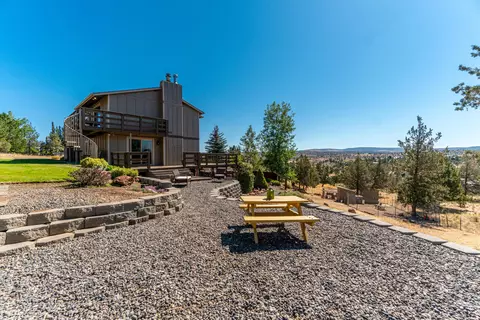 Exterior - 1896 SE Hoffman Dr, Madras, OR 97741 photo 6 of 12