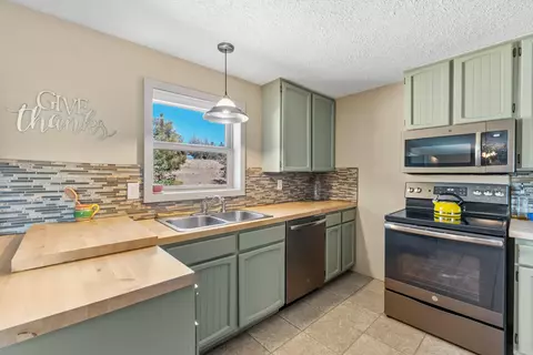 Kitchen - 1896 SE Hoffman Dr, Madras, OR 97741 photo 1 of 2