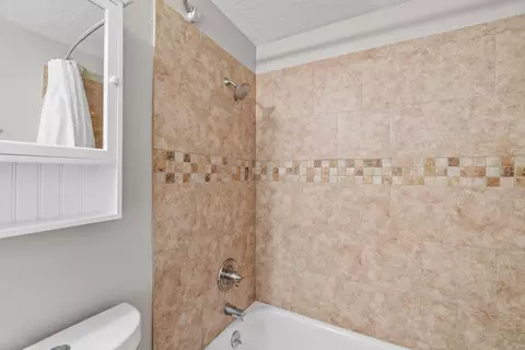 Bath - 1896 SE Hoffman Dr, Madras, OR 97741 photo 2 of 4