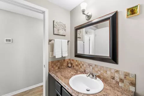 Bath - 1896 SE Hoffman Dr, Madras, OR 97741 photo 1 of 4
