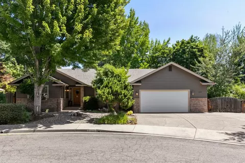 2033 NW Sarum Cir, Grants Pass, OR 97526