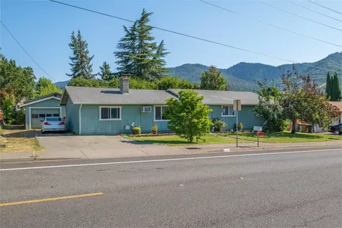 792 NW Morgan Ln, Grants Pass, OR 97526