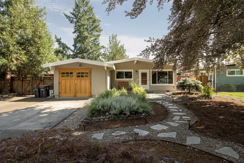 3385 Perrydale Ct, Medford, OR 97501
