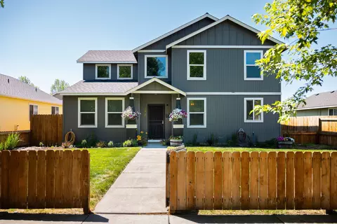 1397 NE 4th St, Redmond, OR 97756