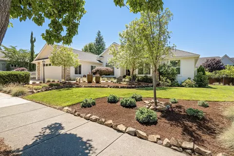 1134 Arrowhead Trl, Eagle Point, OR 97524