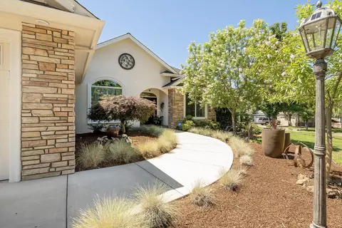 1134 Arrowhead Trl, Eagle Point, OR 97524 photo 3