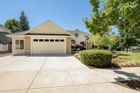 1134 Arrowhead Trl, Eagle Point, OR 97524 photo 2