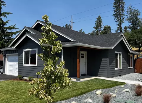 1698 NE 9th St, Grants Pass, OR 97526