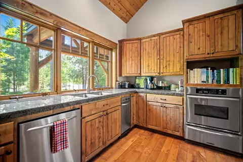 56770 Nest Pine Dr, Bend, OR 97707 photo 9