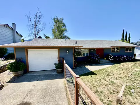 1015 NE Pepperwood Dr, Grants Pass, OR 97526