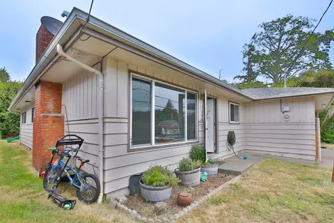 1060 Newmark St, North Bend, OR 97459