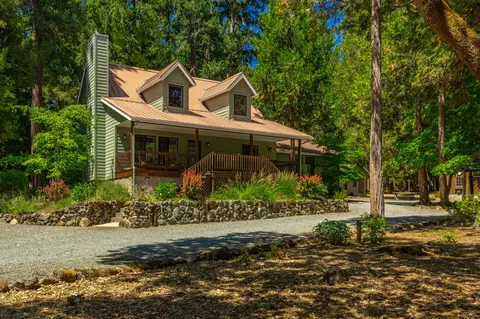320 Hitching Post Rd, Grants Pass, OR 97526