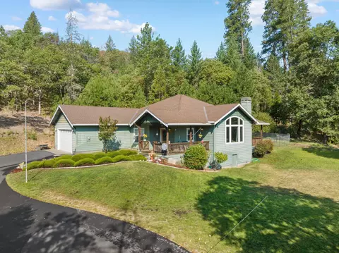 2668 Azalea Dr, Grants Pass, OR 97526
