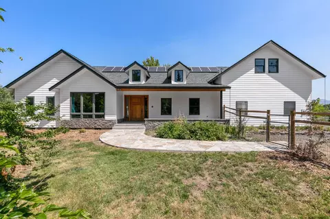 2130 Houston Rd, Phoenix, OR 97535