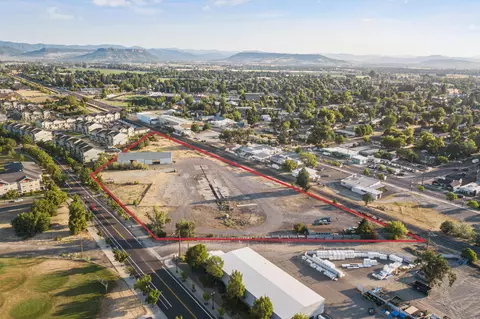 320 N Haskell St, Central Point, OR 97502