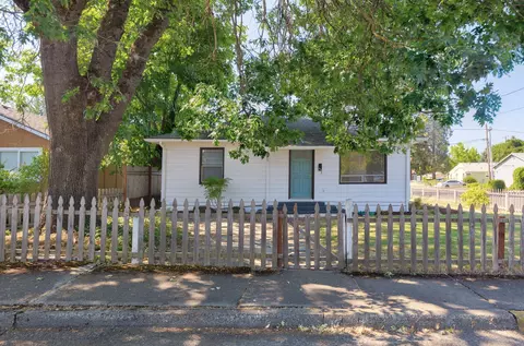739 SW Burgess St, Grants Pass, OR 97526