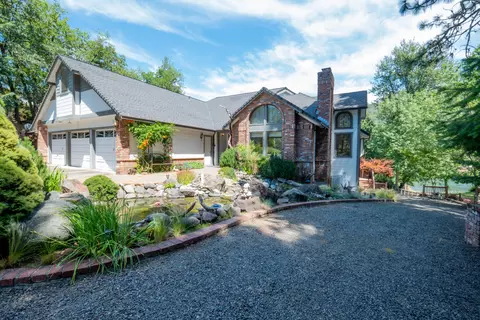 243 Rene Dr, Shady Cove, OR 97539