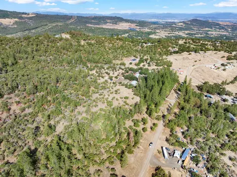 2301 Wren Ridge Dr, Eagle Point, OR 97524