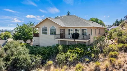 1421 Devonridge Dr, Klamath Falls, OR 97601