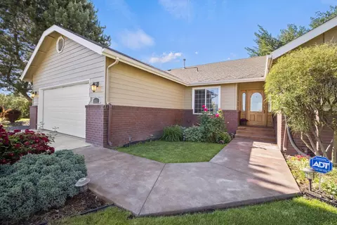 960 Harbor Isle Blvd, Klamath Falls, OR 97601