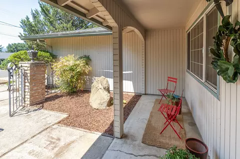 505 S Rose St, Phoenix, OR 97535 photo 3