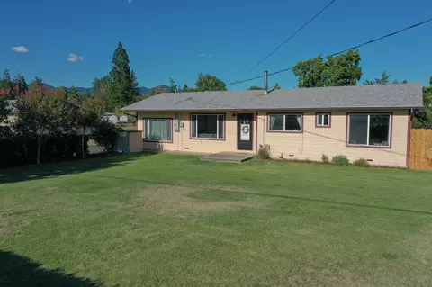 1391 Redwood Cir, Grants Pass, OR 97527