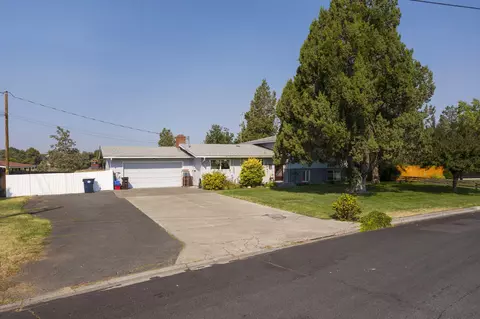 1217 SW Canyon Dr, Redmond, OR 97756
