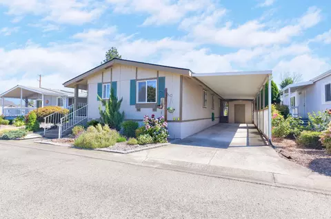 135 Whispering Willow Dr, Grants Pass, OR 97527
