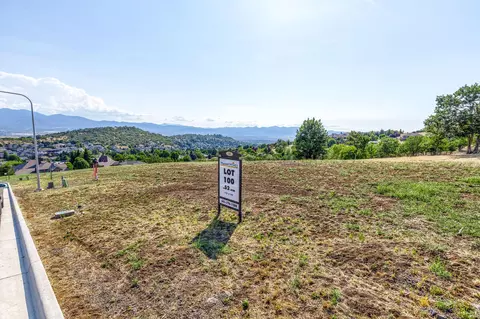 5687 Autumn Park Dr, Medford, OR 97504