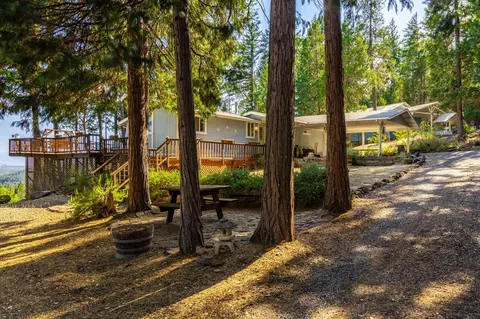 1961 Sawyer Rd, Shady Cove, OR 97539