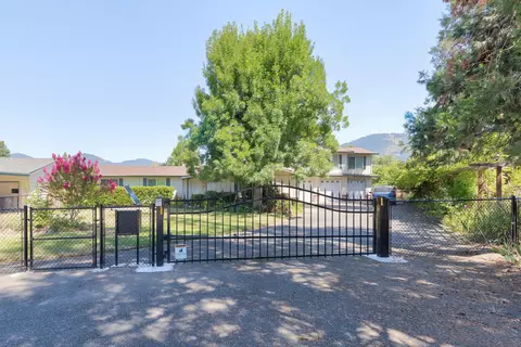 1021 Le Karen Dr, Grants Pass, OR 97526