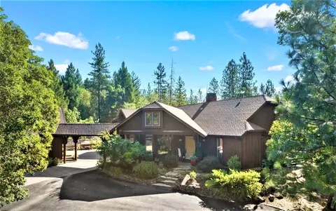 377 Wolf Song Dr, Grants Pass, OR 97526
