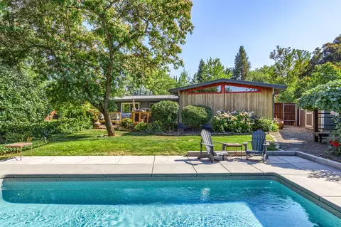 335 E F St, Jacksonville, OR 97530