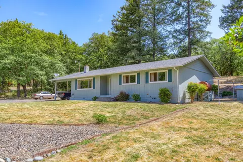 489 Azalea Dr, Grants Pass, OR 97526