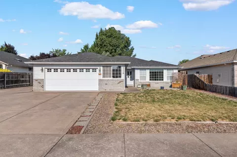 2216 Martin Dr, Medford, OR 97501