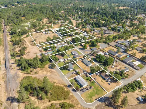 387 Tavis Dr, Merlin, OR 97532