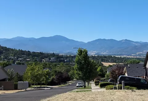 1057 Mcphearson Ln, Medford, OR 97504