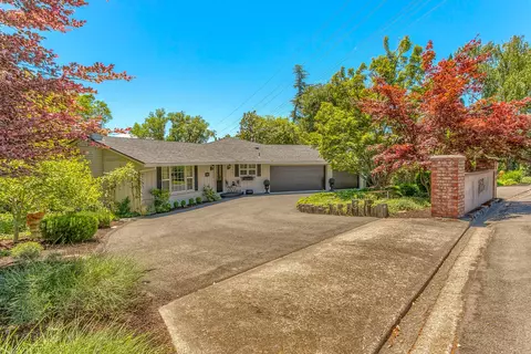 165 Littrell Dr, Medford, OR 97504
