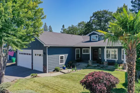 25 Wildwood Dr, Eagle Point, OR 97524