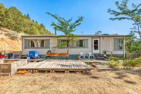 8837 N Star Ln, Gold Hill, OR 97525