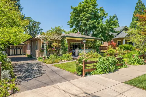 1018 NW Lawnridge Ave, Grants Pass, OR 97526