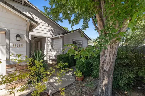 909 Colinwood Ln, Medford, OR 97501