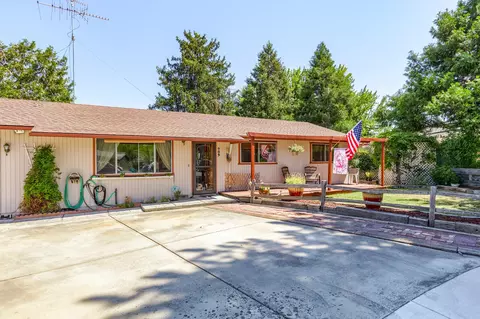 409 Laurel St, Eagle Point, OR 97524 photo 2