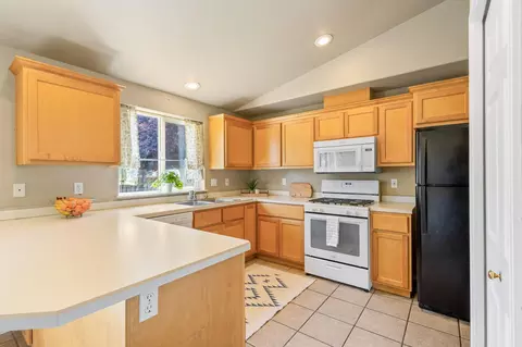 702 NE Nickernut Pl, Redmond, OR 97756