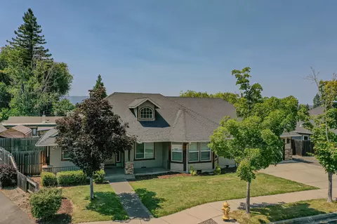 1494 SW David Dr, Grants Pass, OR 97527