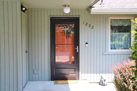 1222 SE Roundtable Dr, Grants Pass, OR 97526