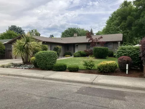 1213 SW Cottonwood St, Grants Pass, OR 97526