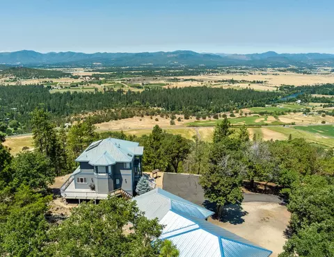 308 Mt Castle Dr, Eagle Point, OR 97524