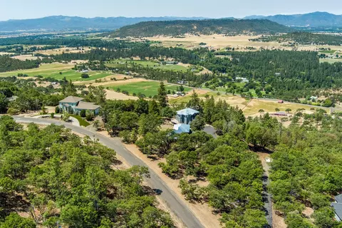 308 Mt Castle Dr, Eagle Point, OR 97524 photo 3
