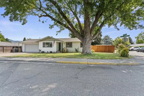 1155 SW Cottonwood St, Grants Pass, OR 97526